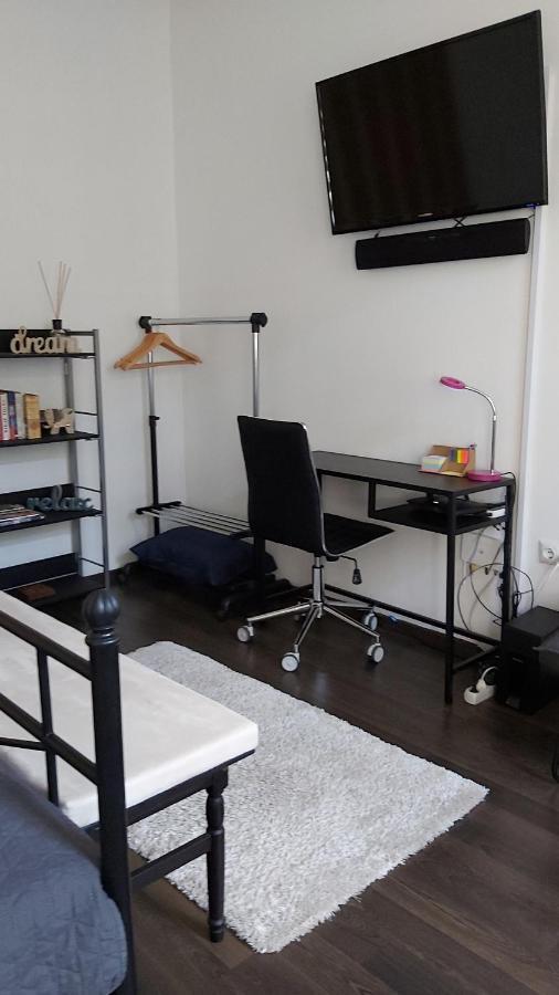 City Center Minimalist Apartment Oradea Eksteriør billede