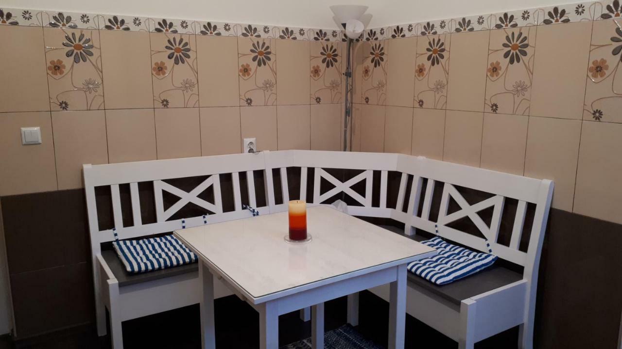 City Center Minimalist Apartment Oradea Eksteriør billede